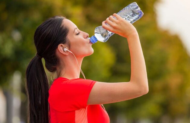 نقش آب و مایعات در پیشگیری از عفونت‌های ادراری، گوارشی و زنان